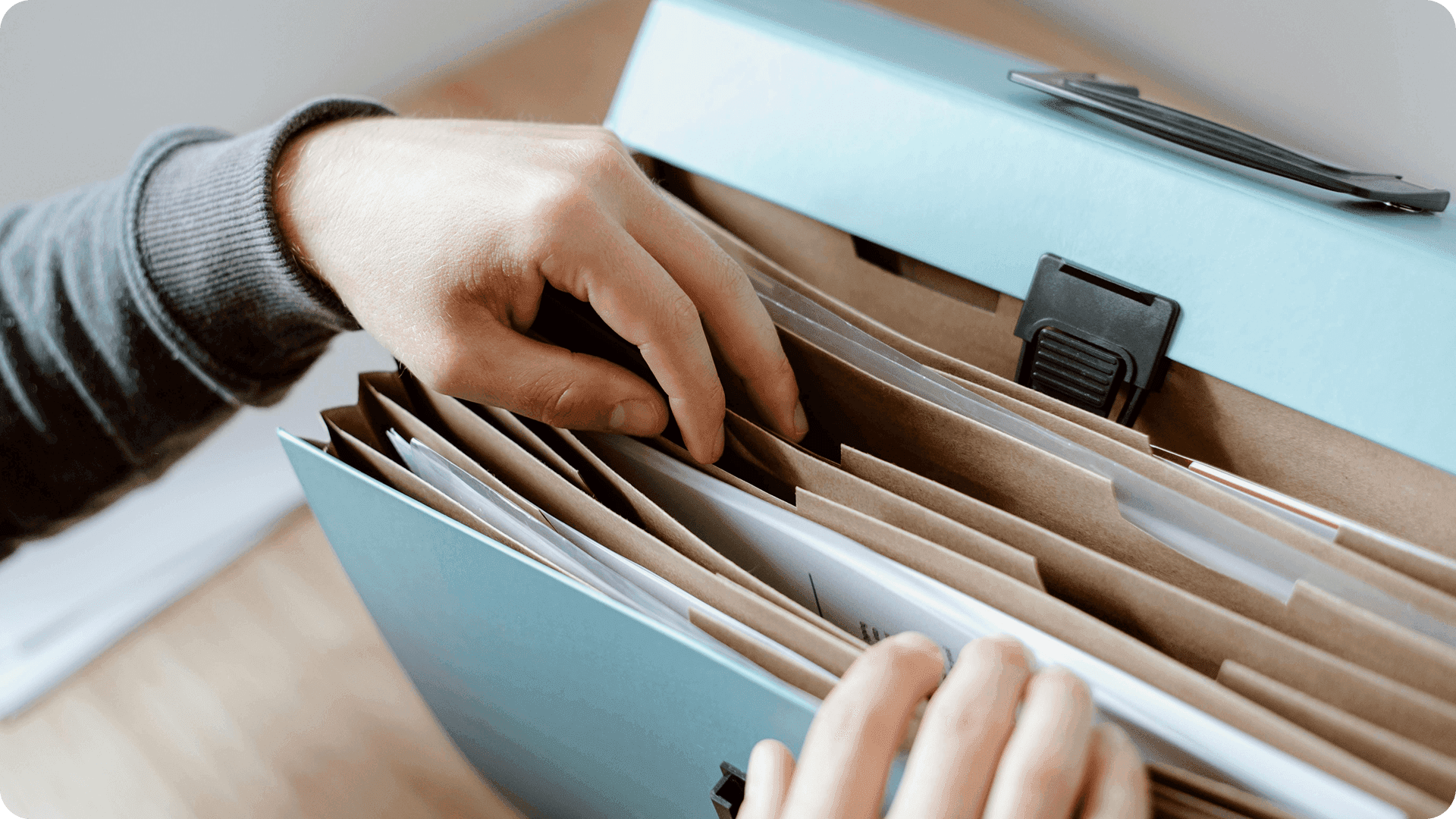 7 sinais de que seus processos manuais estão prejudicando a saúde financeira da sua clínica