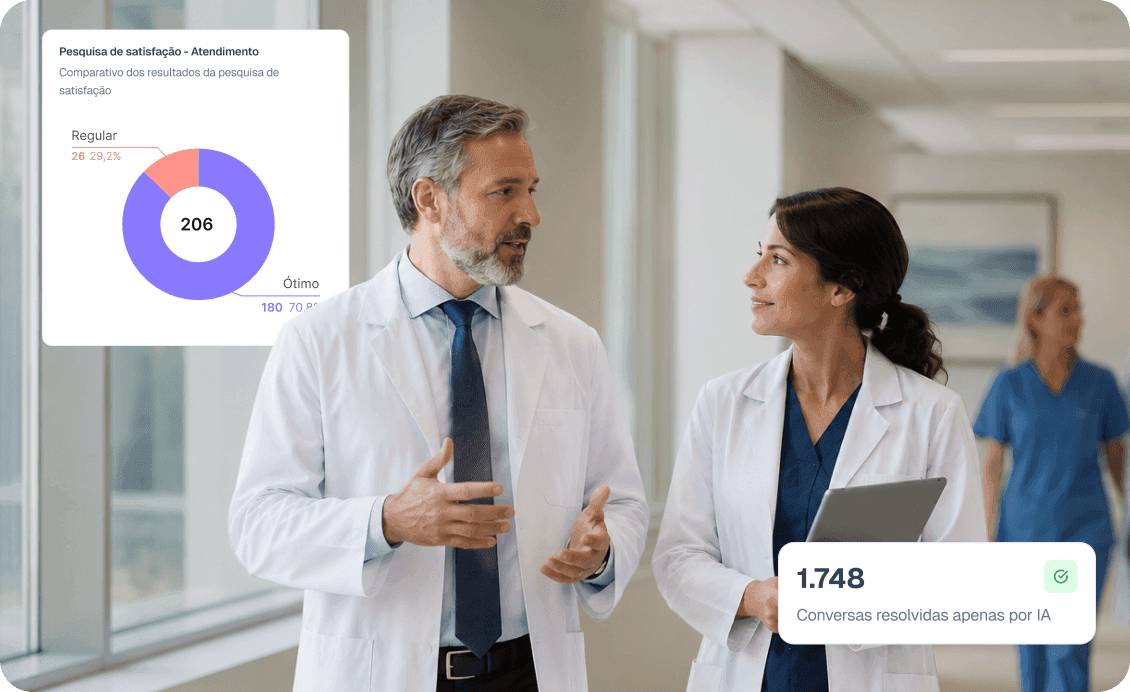 Dois médicos caminhando e conversando no corredor da clínica